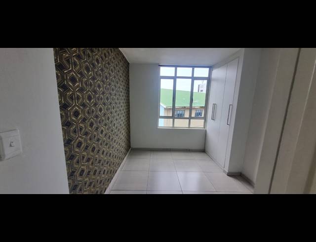 2 BEDROOM FLAT TO LET IN ESSENWOOD